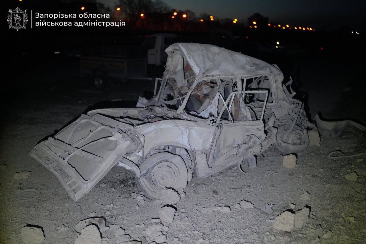 Під ударом були зупинка, автостоянка і підприємство: окупанти атакували Запоріжжя, загинула жінка. Фото і відео
