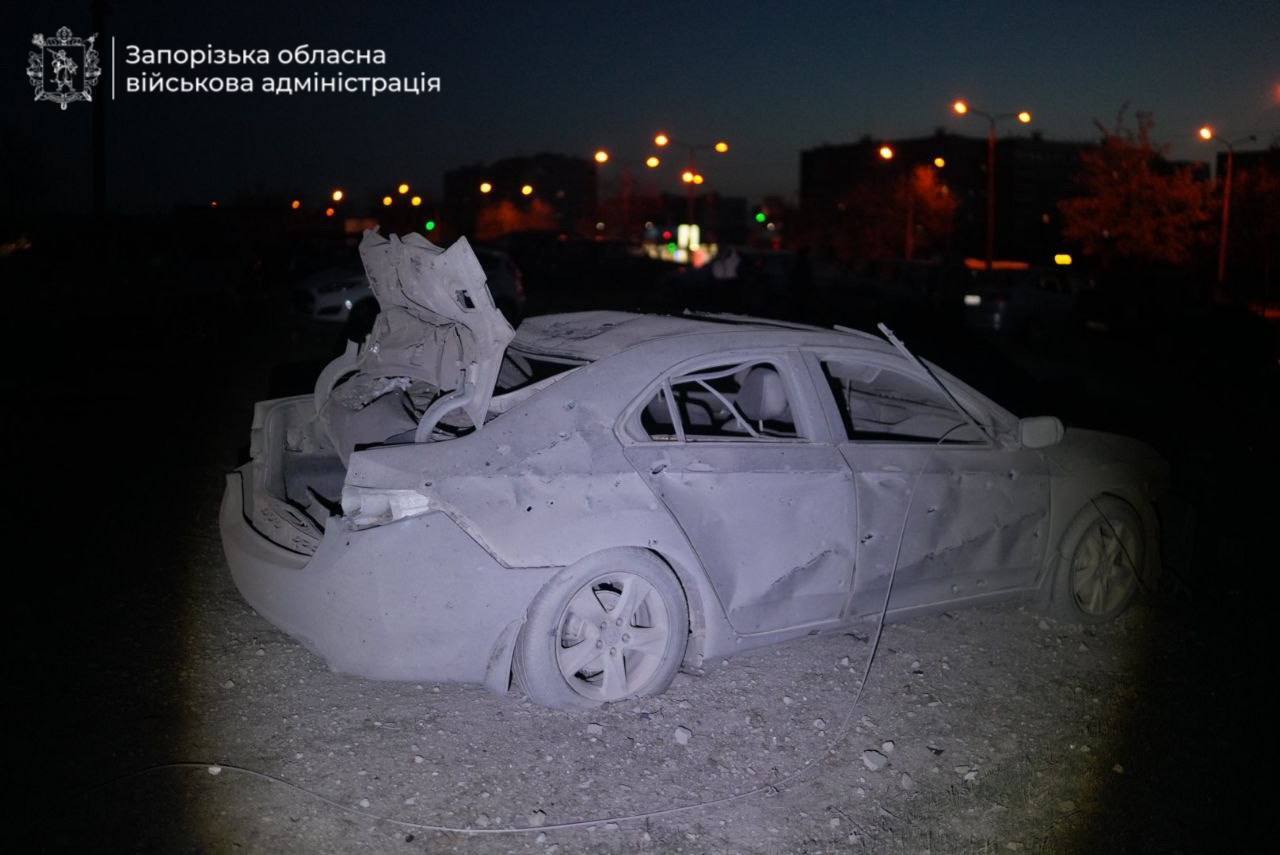 Під ударом були зупинка, автостоянка і підприємство: окупанти атакували Запоріжжя, загинула жінка. Фото і відео