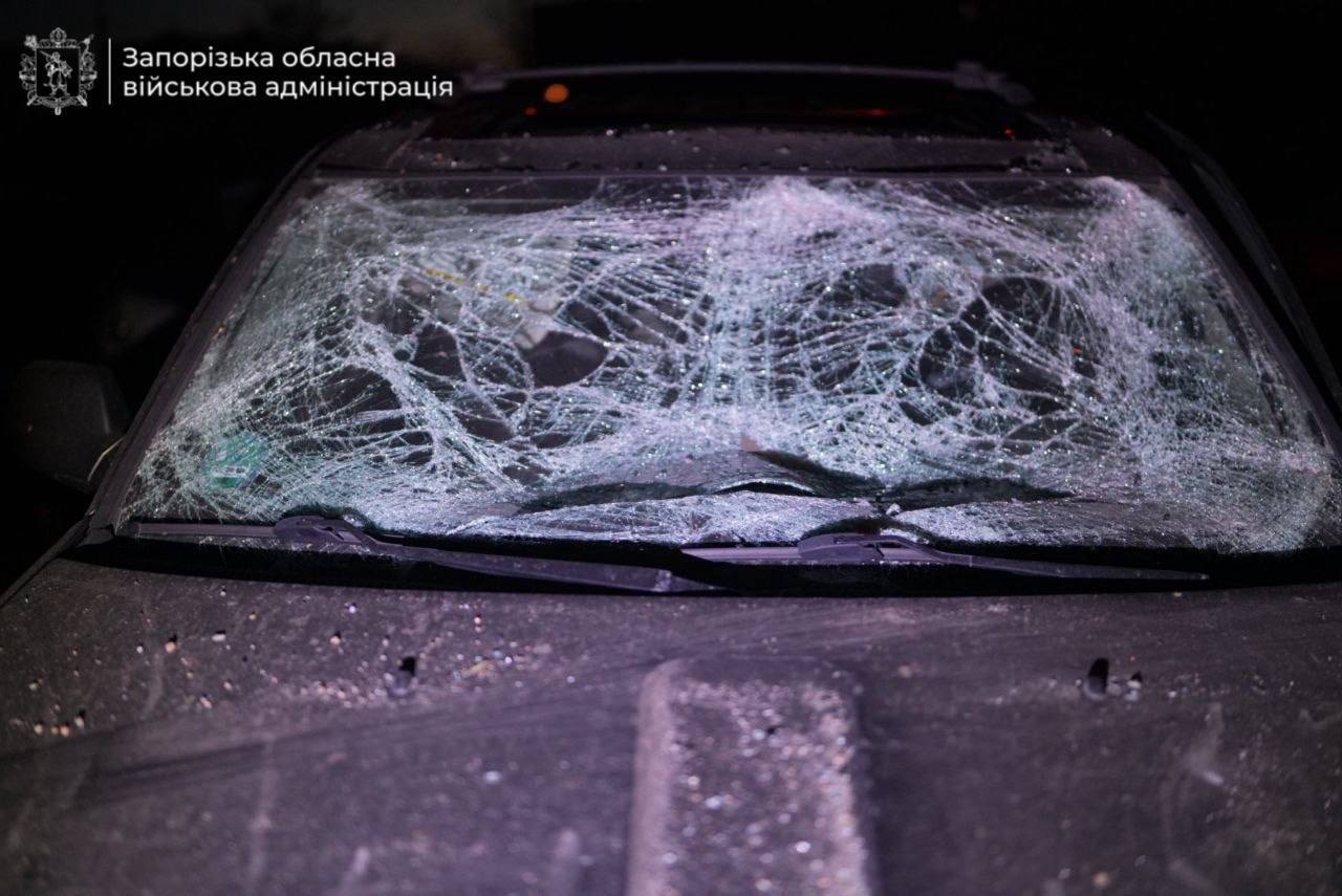 Під ударом були зупинка, автостоянка і підприємство: окупанти атакували Запоріжжя, загинула жінка. Фото і відео