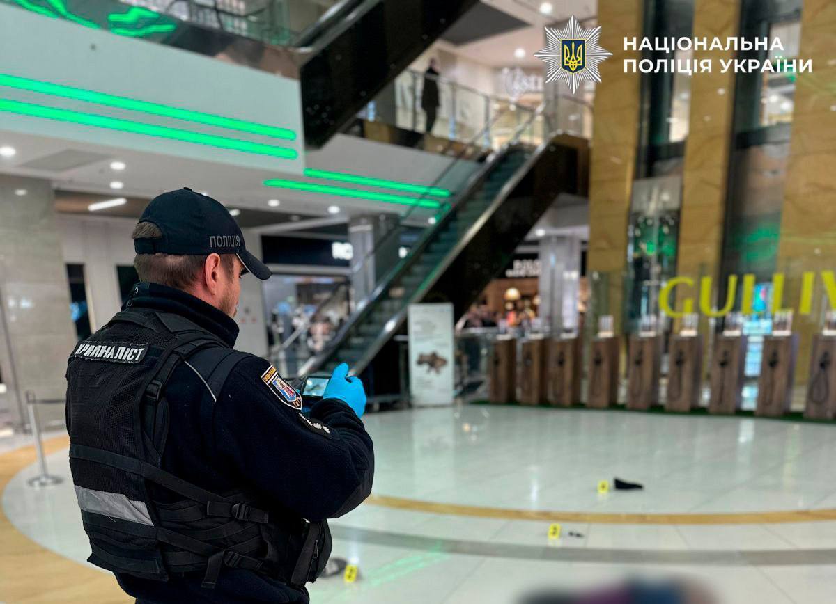 У центрі Києва в ТЦ Gulliver впав із висоти п’ятого поверху та загинув чоловік. Подробиці трагедії та фото