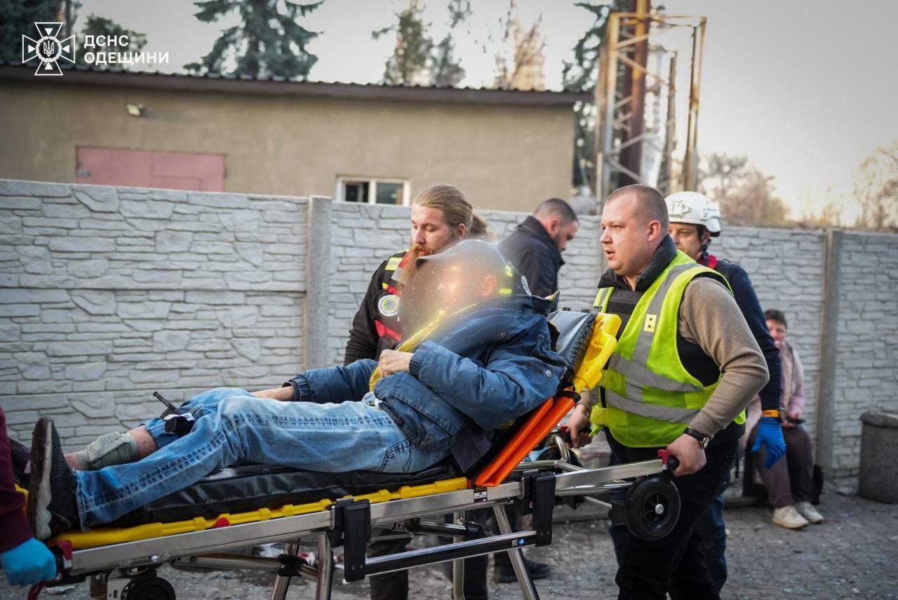 Россия атаковала "Шахедами" Одессу: есть попадание в девятиэтажный дом, один человек погиб. Фото