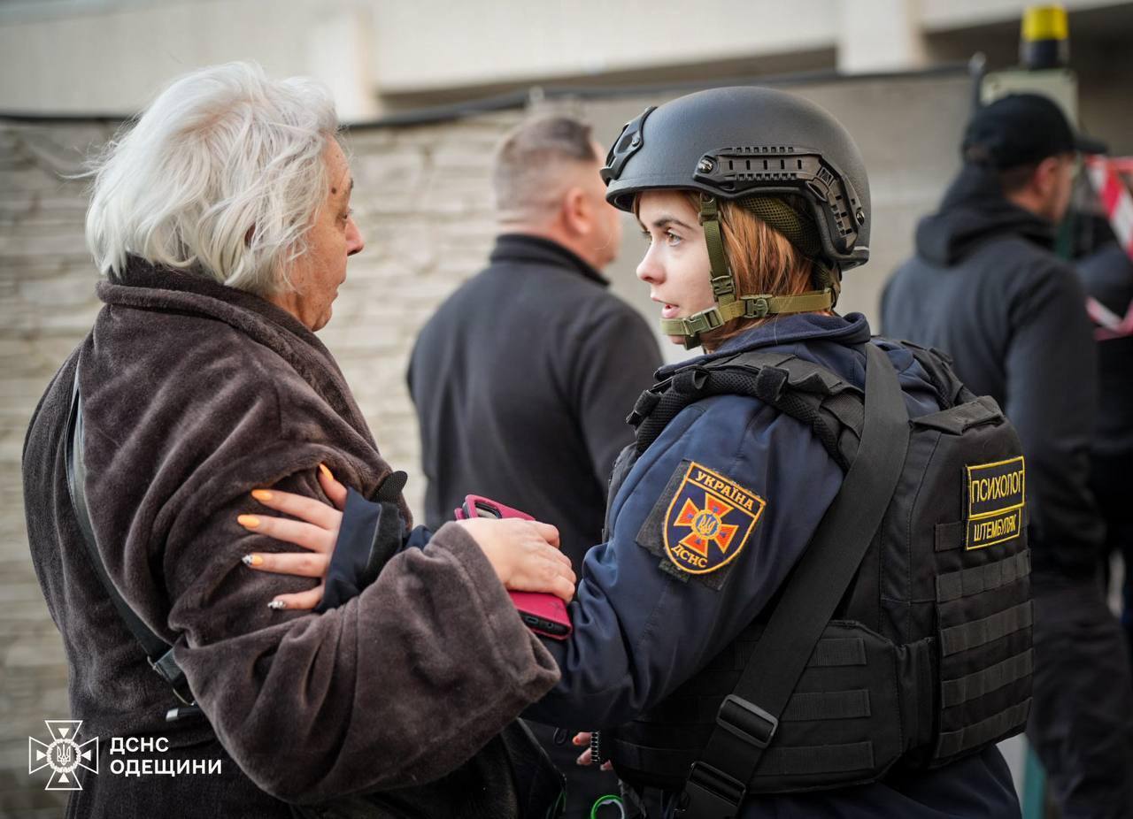 Россия атаковала "Шахедами" Одессу: есть попадание в девятиэтажный дом, один человек погиб. Фото