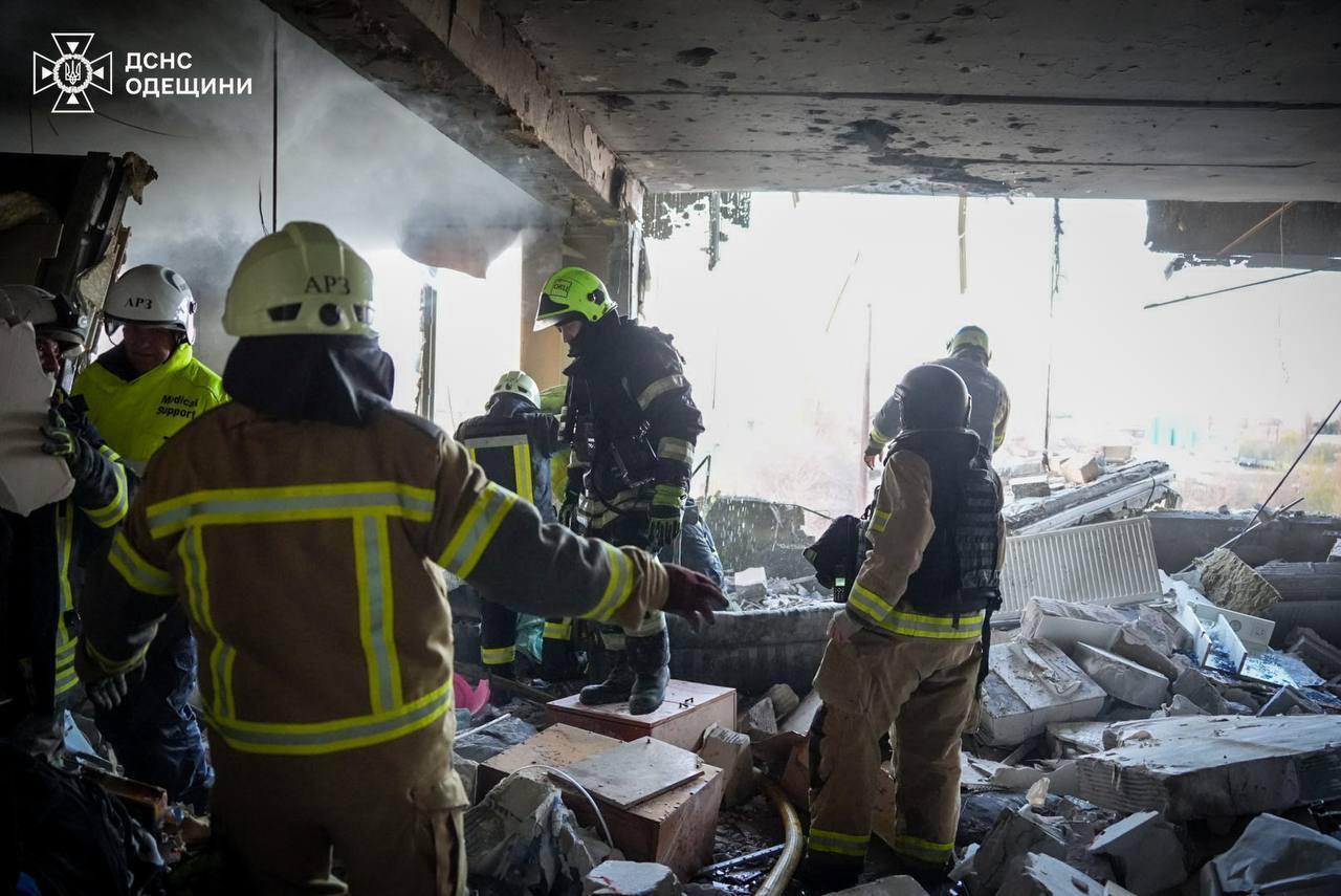 Россия атаковала "Шахедами" Одессу: есть попадание в девятиэтажный дом, один человек погиб. Фото