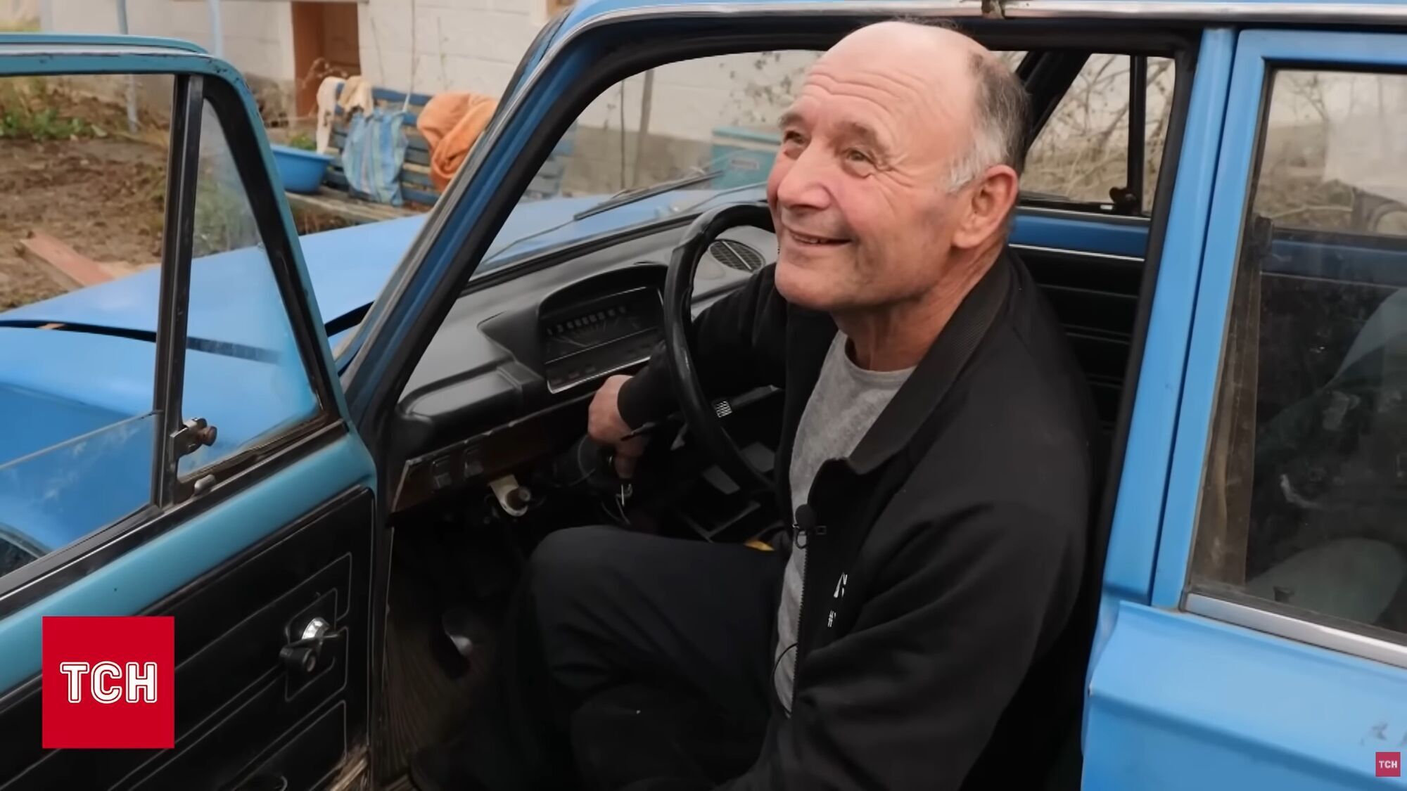 "Треба жити і не занепадати духом": 70-річний дідусь-переселенець з блакитних "Жигулів" показав, як облаштувався на новому місці. Відео