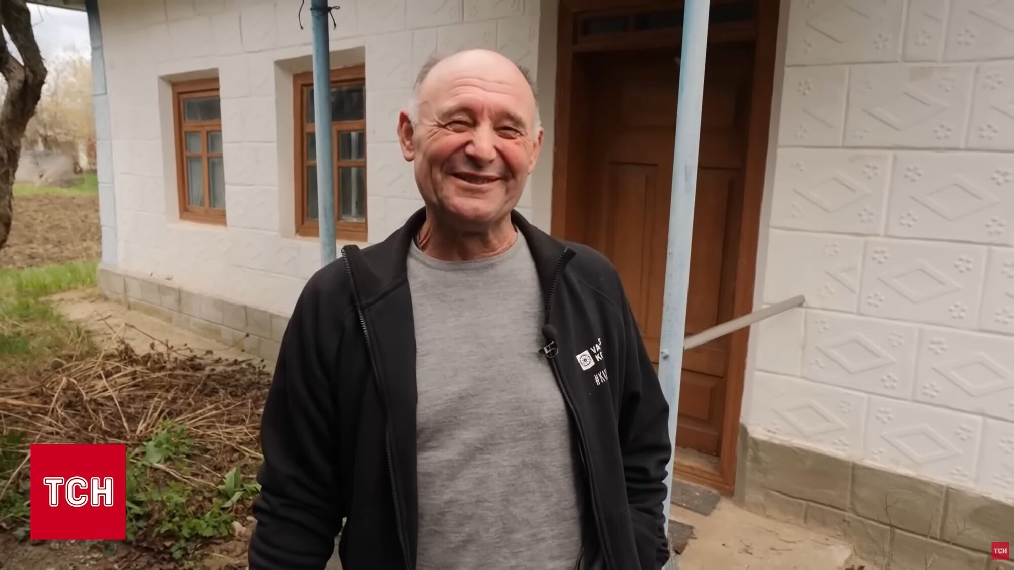 "Треба жити і не занепадати духом": 70-річний дідусь-переселенець з блакитних "Жигулів" показав, як облаштувався на новому місці. Відео