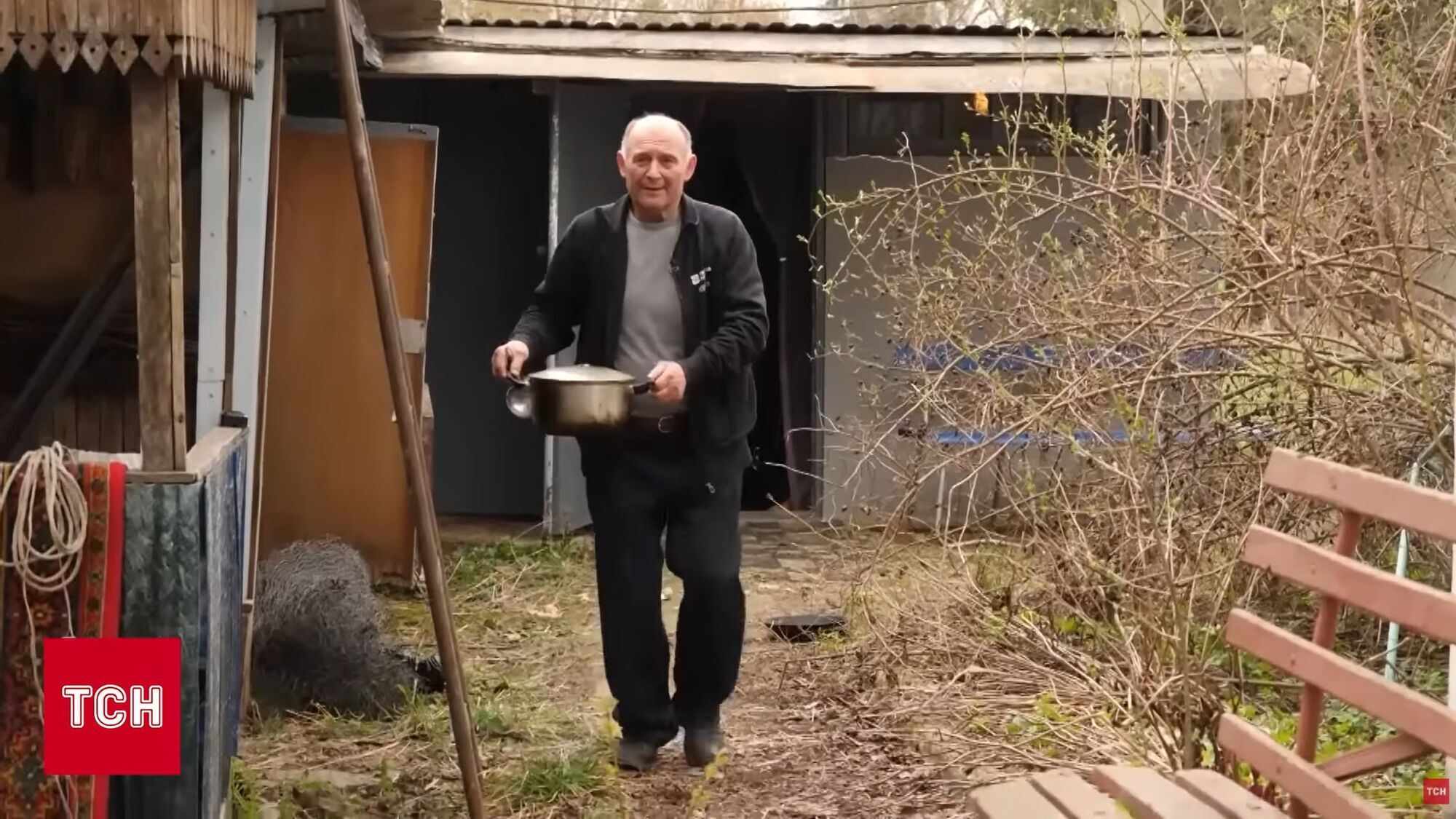 "Треба жити і не занепадати духом": 70-річний дідусь-переселенець з блакитних "Жигулів" показав, як облаштувався на новому місці. Відео