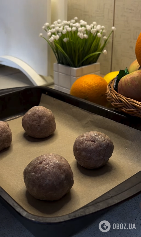 Соковиті м'ясні гнізда з ананасами під сирною шубою: як приготувати