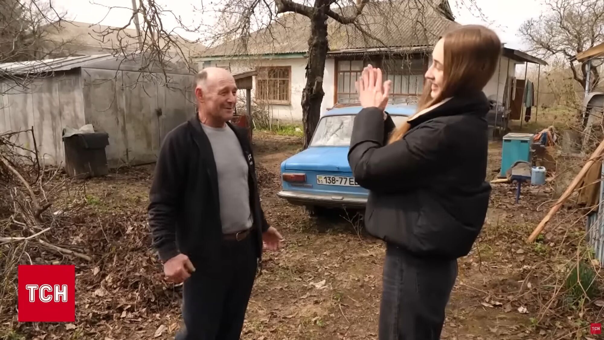 "Треба жити і не занепадати духом": 70-річний дідусь-переселенець з блакитних "Жигулів" показав, як облаштувався на новому місці. Відео