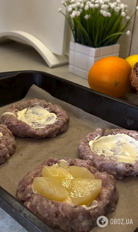 Соковиті м'ясні гнізда з ананасами під сирною шубою: як приготувати