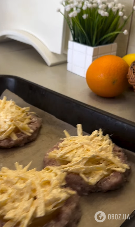 Соковиті м'ясні гнізда з ананасами під сирною шубою: як приготувати