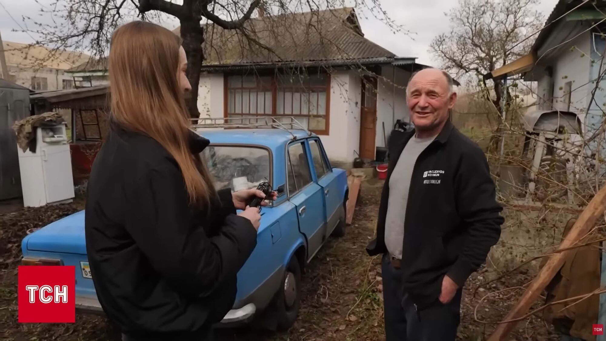 "Треба жити і не занепадати духом": 70-річний дідусь-переселенець з блакитних "Жигулів" показав, як облаштувався на новому місці. Відео
