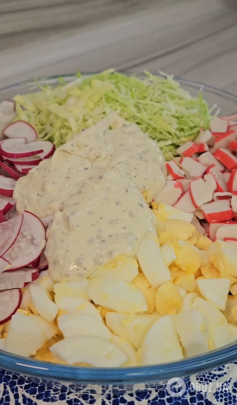 Смачний весняний салат з крабовими паличками та редискою: як приготувати