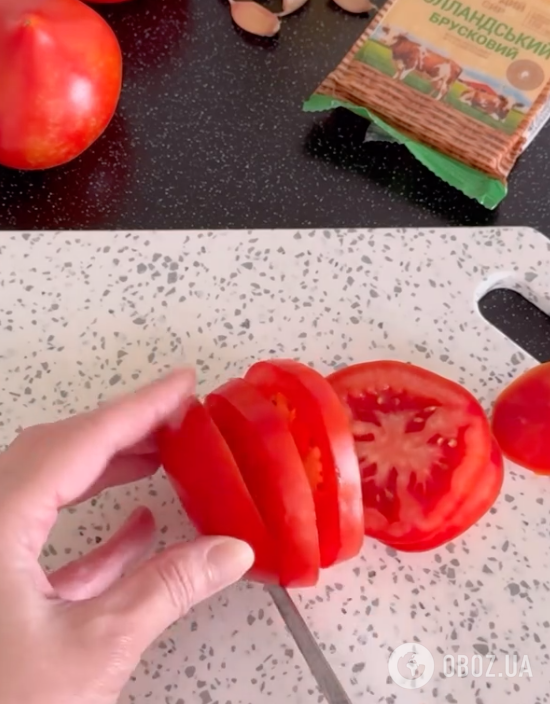 Помідори по-ровенськи зі смачною начинкою: рецепт бюджетної закуски за 2 хвилини