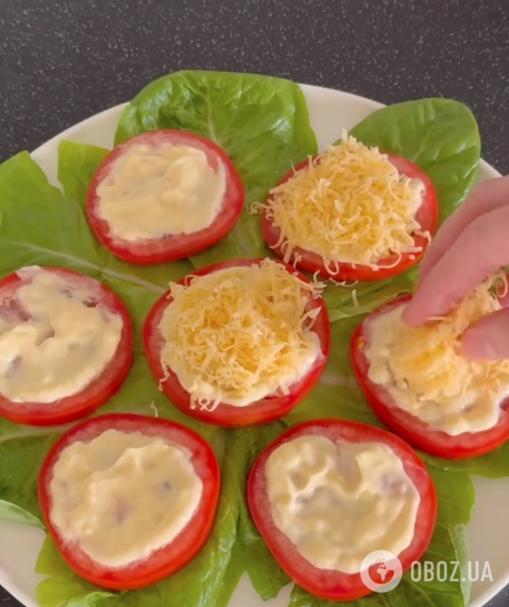 Помідори по-ровенськи зі смачною начинкою: рецепт бюджетної закуски за 2 хвилини