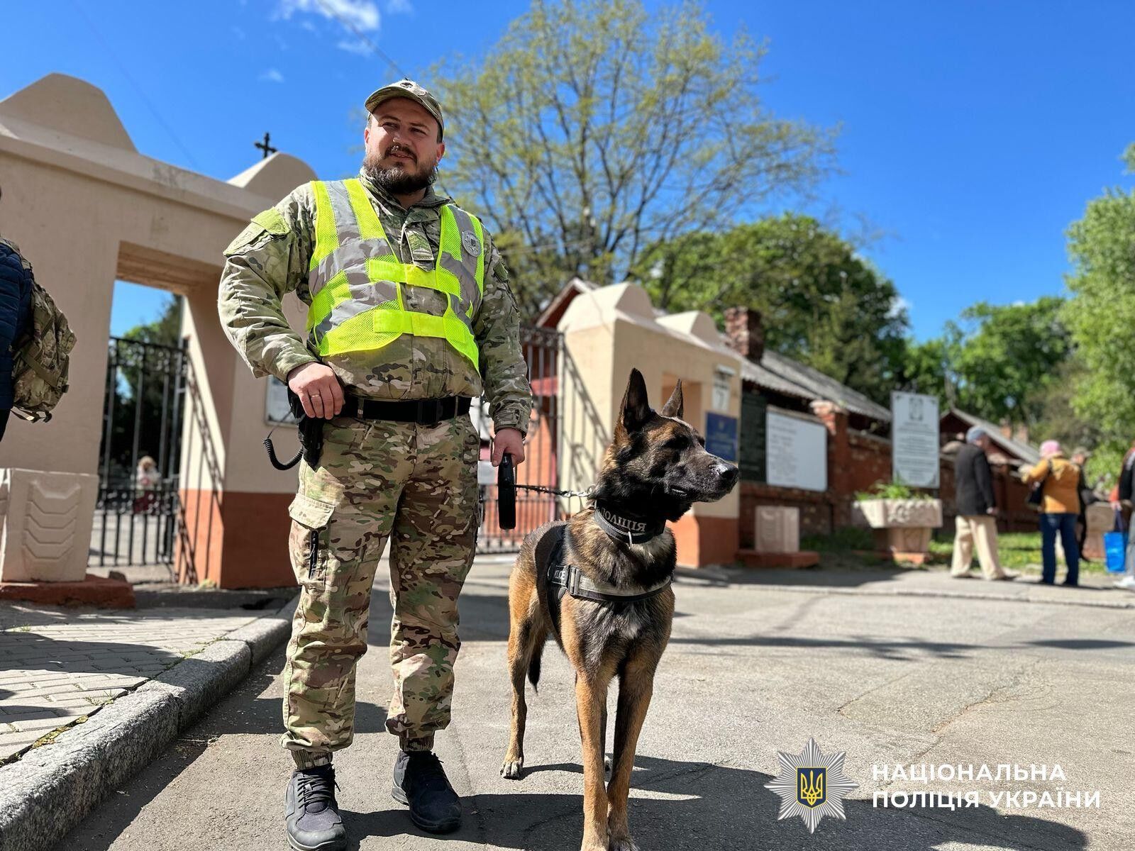 Кинологи с собаками и патрули: в Киеве усилят меры безопасности во время поминальных дней