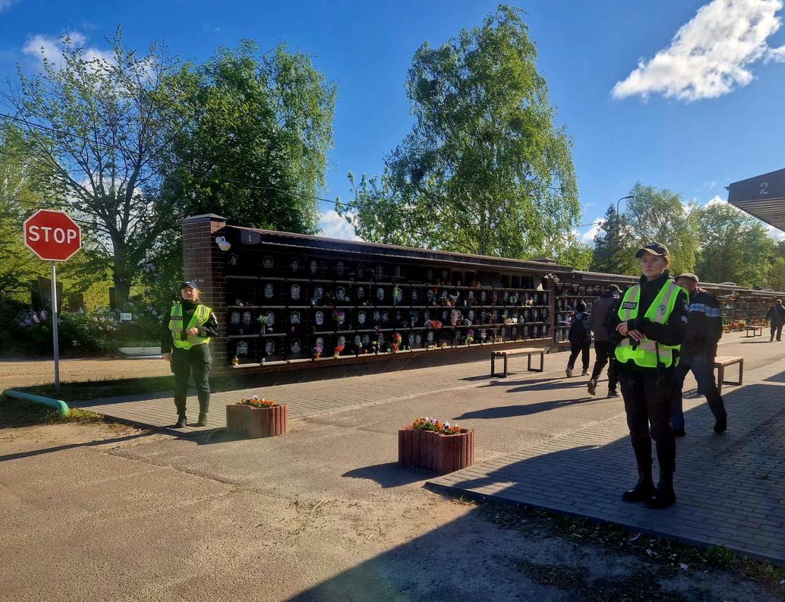 Кинологи с собаками и патрули: в Киеве усилят меры безопасности во время поминальных дней