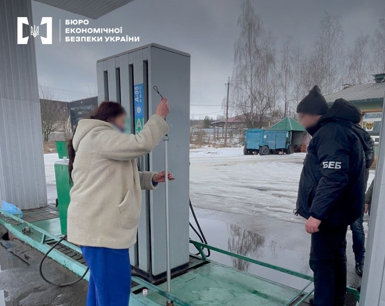 Фотография проведения проверки качества топлива на незаконной АЗС
