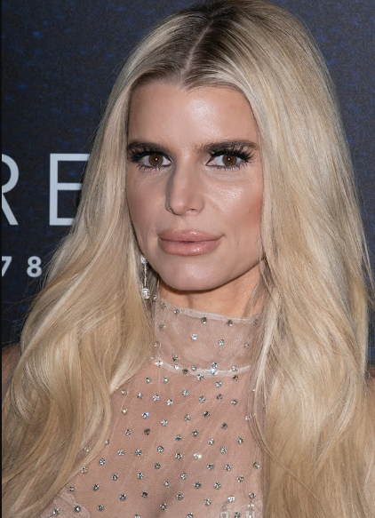 Ідеальний баланс: 8 зачісок, які мають легкий і доречний вигляд після 40