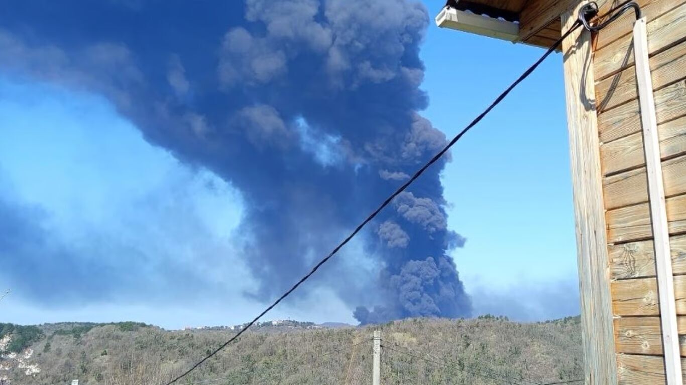 Забезпечував паливом армію РФ: у Генштабі підтвердили ураження Туапсинського НПЗ. Фото і відео