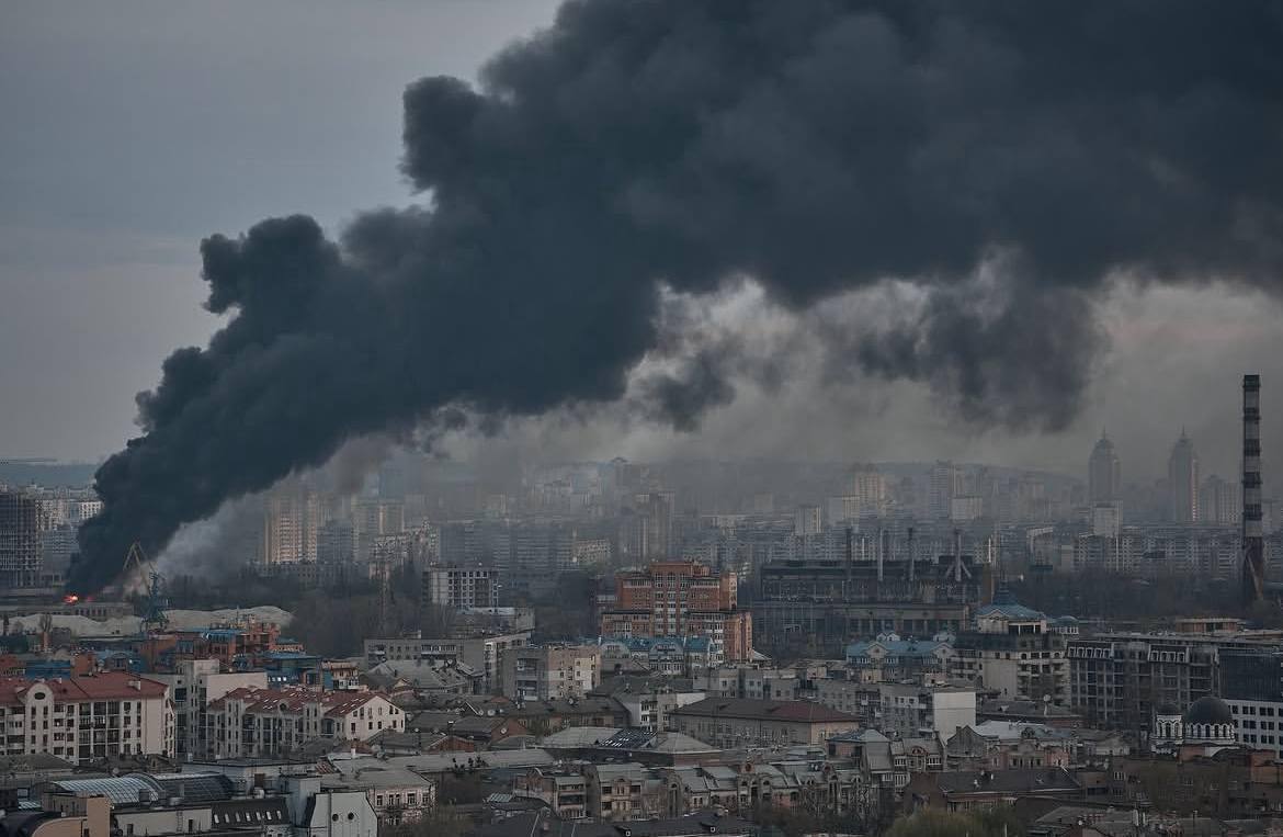 Забезпечував паливом армію РФ: у Генштабі підтвердили ураження Туапсинського НПЗ. Фото і відео