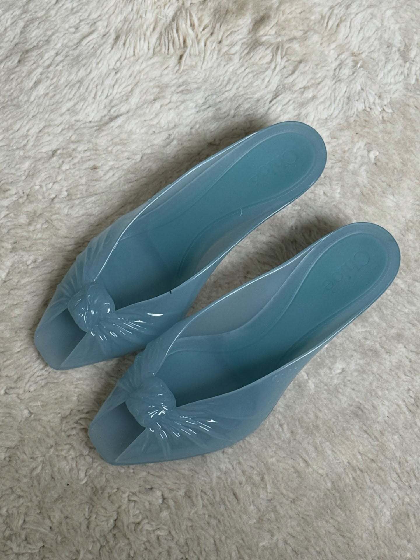 Взуття на всі часи: забутий тренд із минулого, який обʼєднує цілі покоління, знову в моді