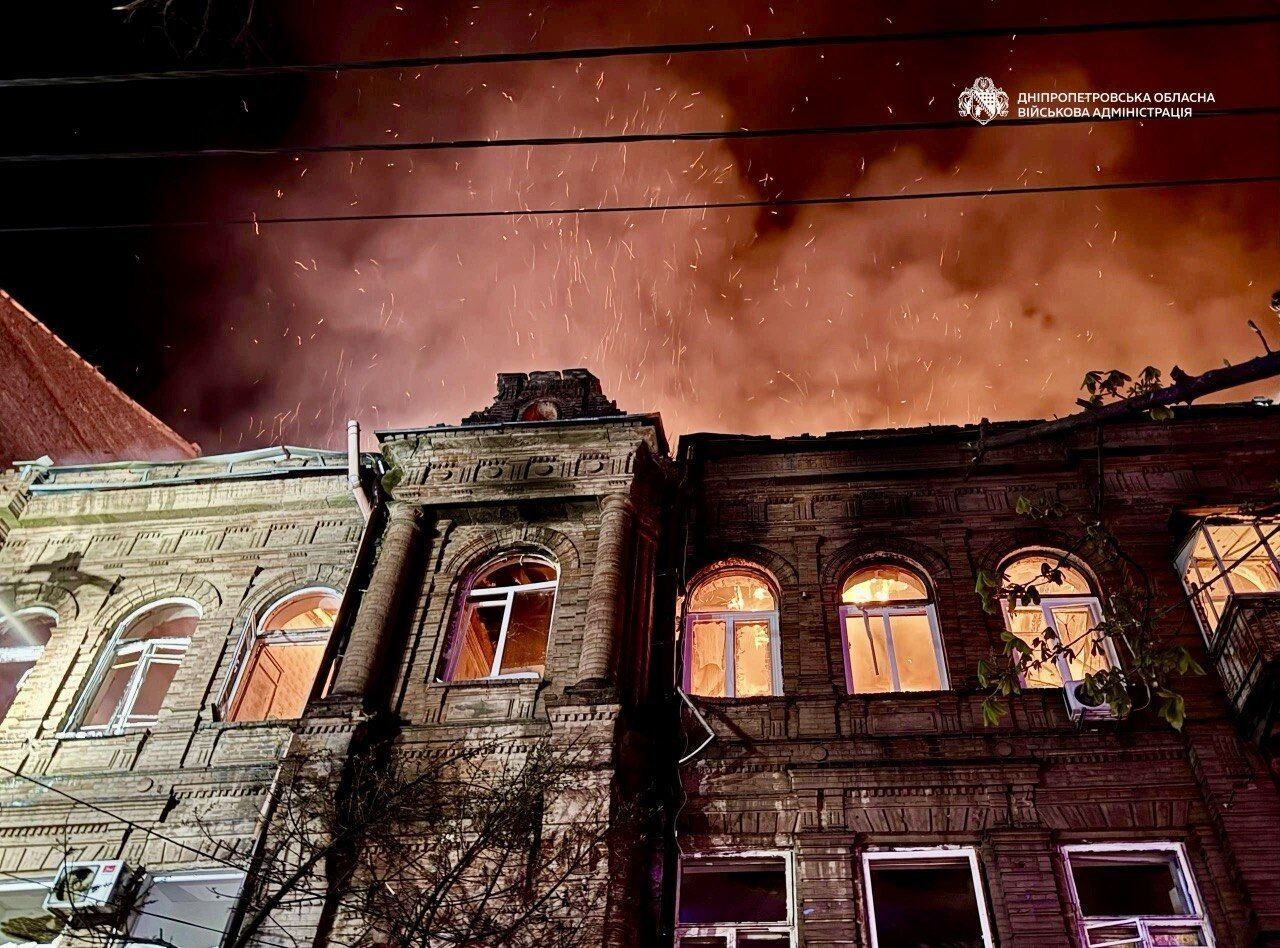 Днепр был под комбинированной атакой РФ: враг бил по жилым кварталам, погиб человек. Фото и видео