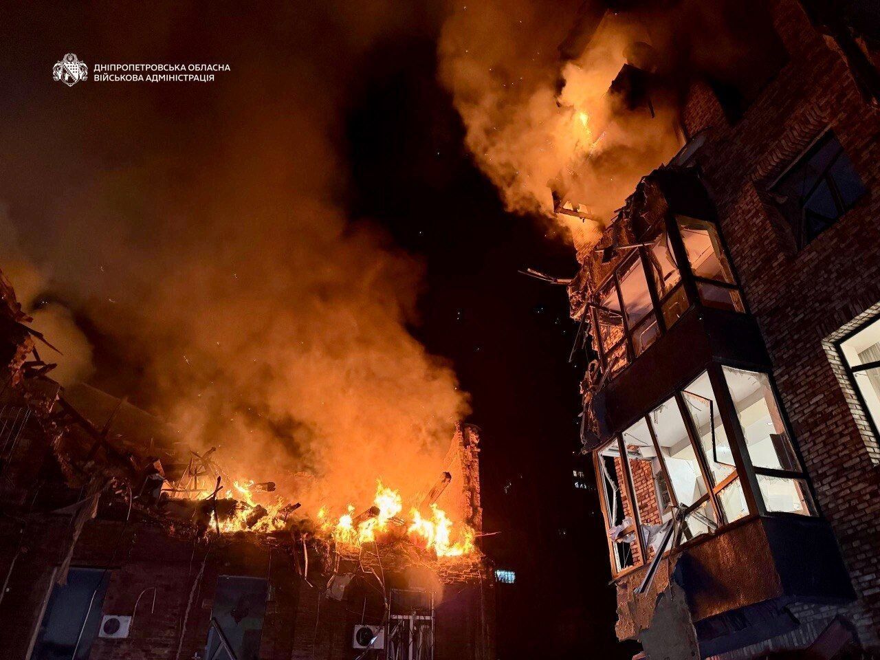Днепр был под комбинированной атакой РФ: враг бил по жилым кварталам, погиб человек. Фото и видео