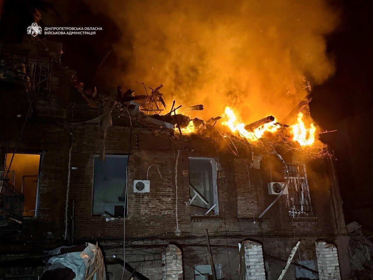 Днепр был под комбинированной атакой РФ: враг бил по жилым кварталам, погиб человек. Фото и видео