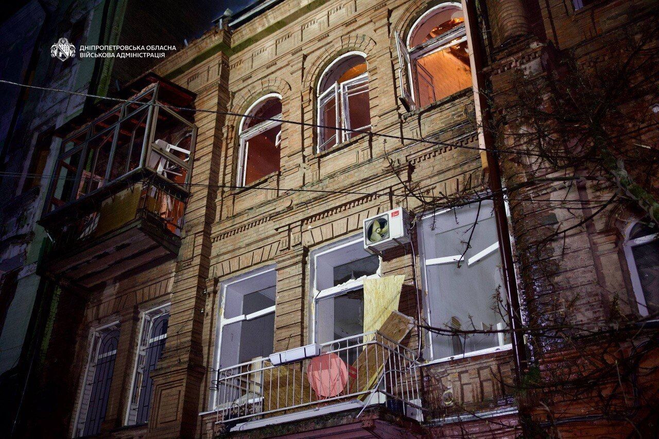 Днепр был под комбинированной атакой РФ: враг бил по жилым кварталам, погиб человек. Фото и видео