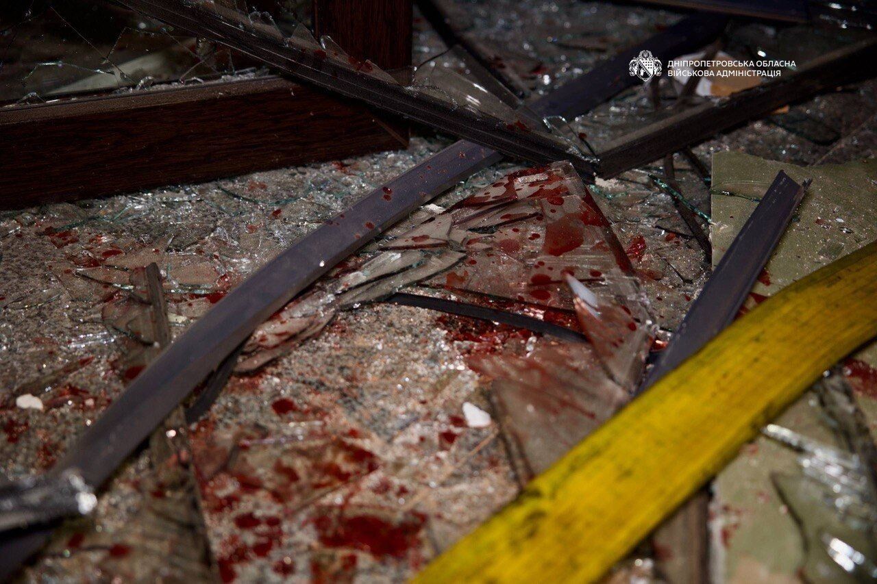 Днепр был под комбинированной атакой РФ: враг бил по жилым кварталам, погиб человек. Фото и видео