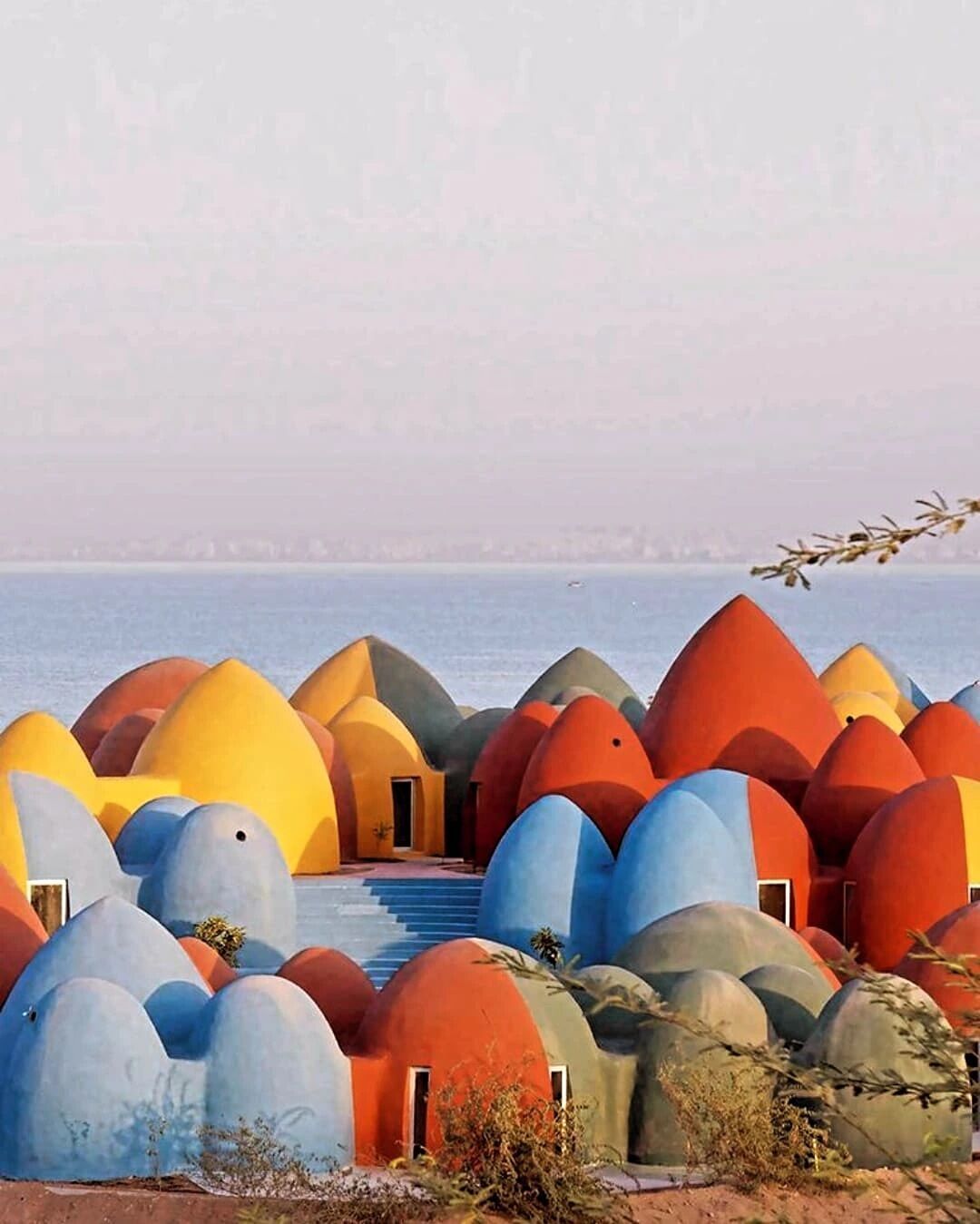 В Ормузском проливе, который прогремел на весь мир, есть остров: его красота завораживает