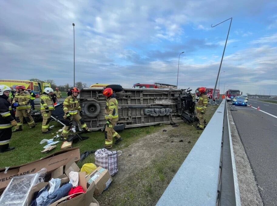 Врезался в отбойник: в Польше перевернулся микроавтобус с украинцами, есть пострадавшие. Фото