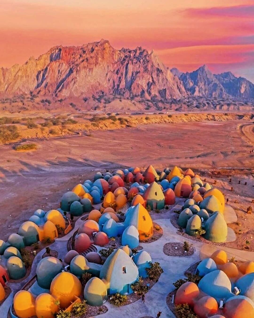 В Ормузском проливе, который прогремел на весь мир, есть остров: его красота завораживает