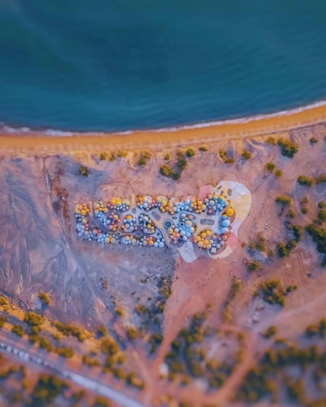 В Ормузском проливе, который прогремел на весь мир, есть остров: его красота завораживает