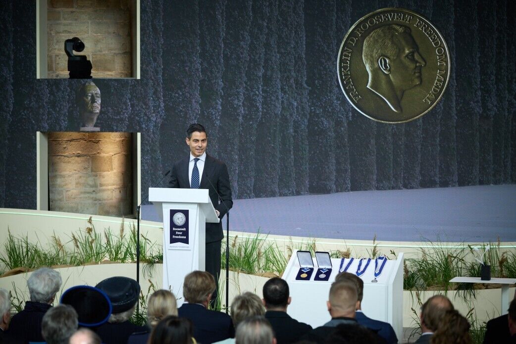 "Важливо, щоб РФ понесла відповідальність за агресію": Зеленський порівняв режим Путіна з нацистами. Відео