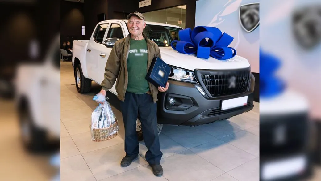 Подарили новое авто: история с 69-летним дедушкой-переселенцем из голубыми "Жигулями" получила продолжение. Фото