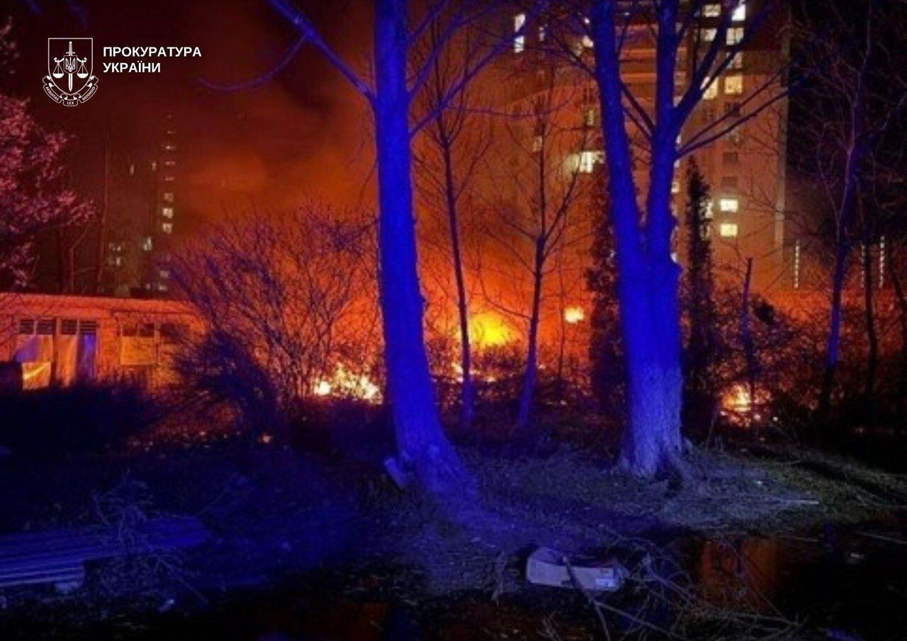 В Киеве после российской атаки поднялся черный дым: количество жертв возросло. Фото и видео