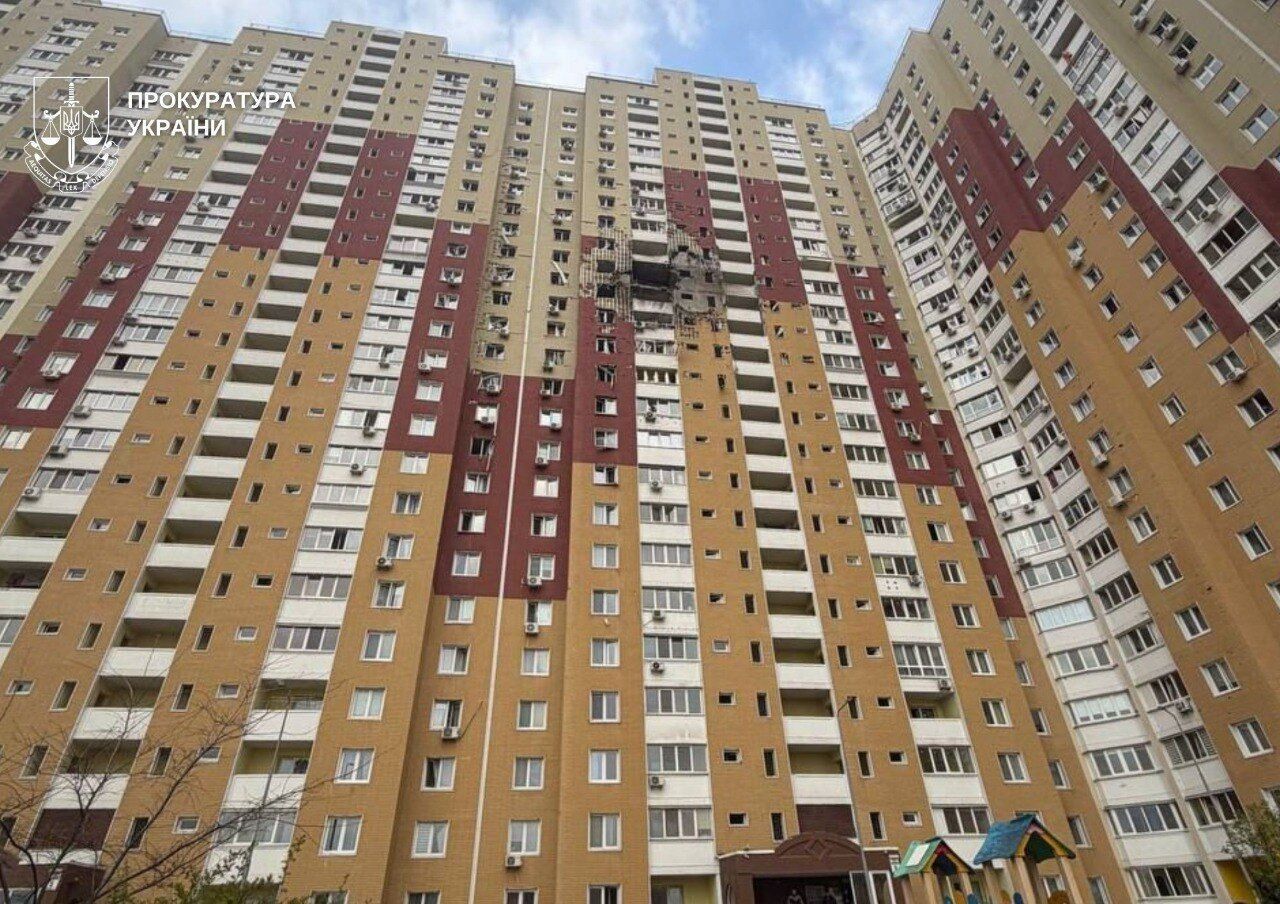 В Киеве после российской атаки поднялся черный дым: количество жертв возросло. Фото и видео