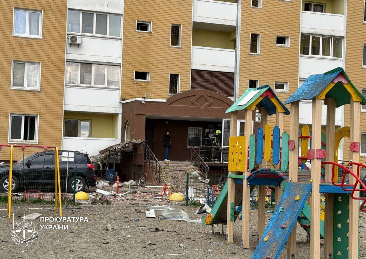 В Киеве после российской атаки поднялся черный дым: количество жертв возросло. Фото и видео