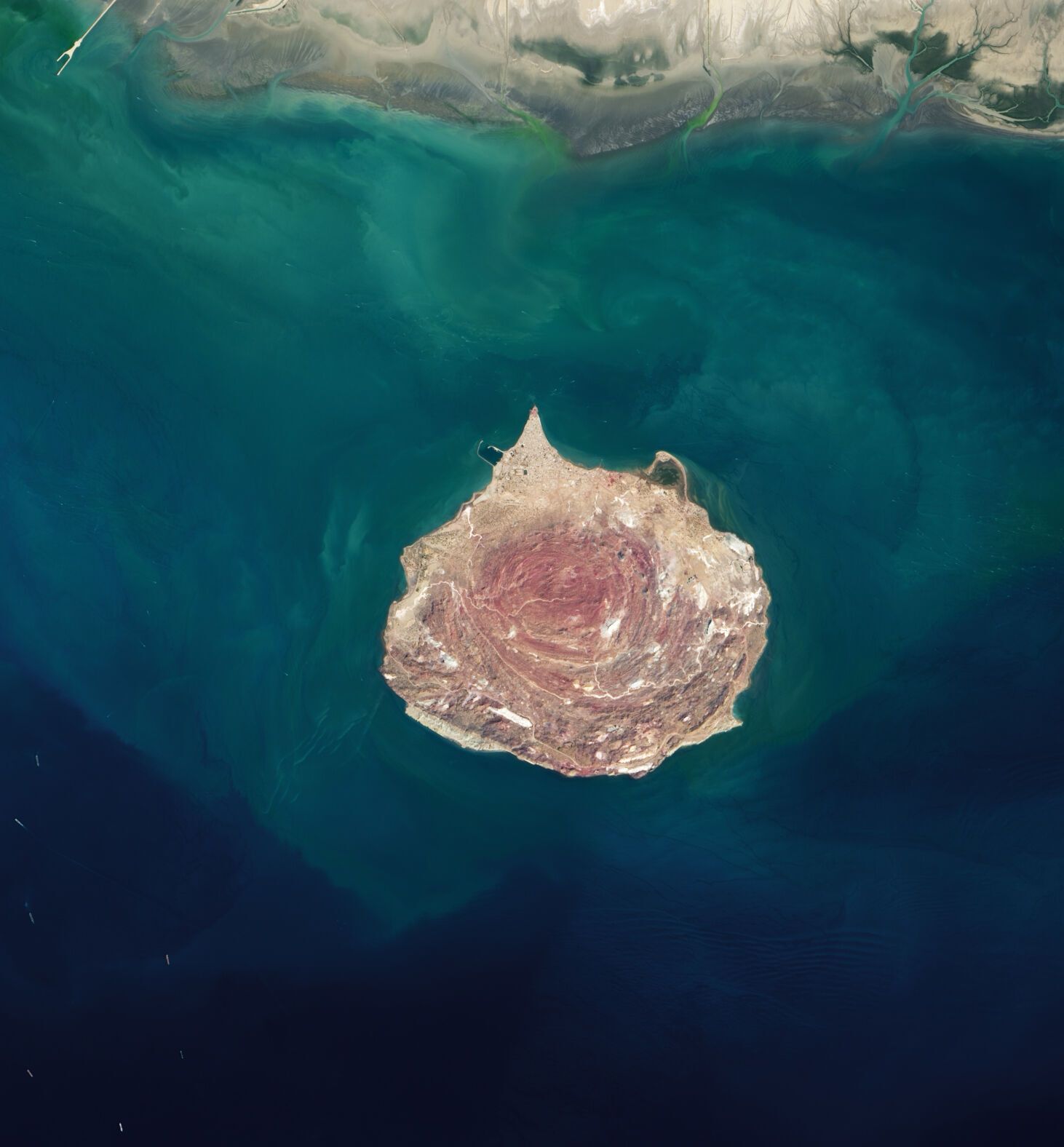 В Ормузском проливе, который прогремел на весь мир, есть остров: его красота завораживает