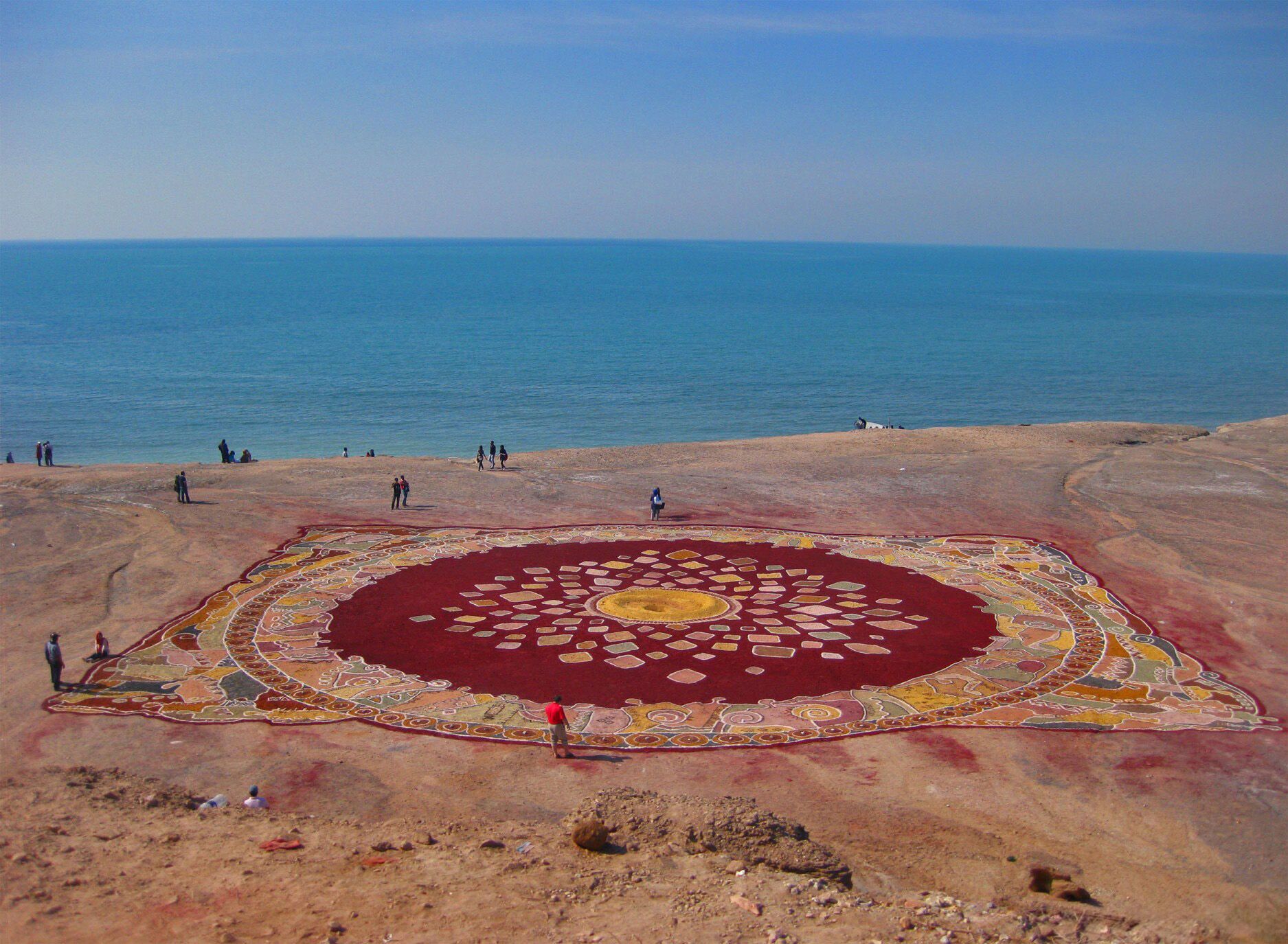 В Ормузском проливе, который прогремел на весь мир, есть остров: его красота завораживает