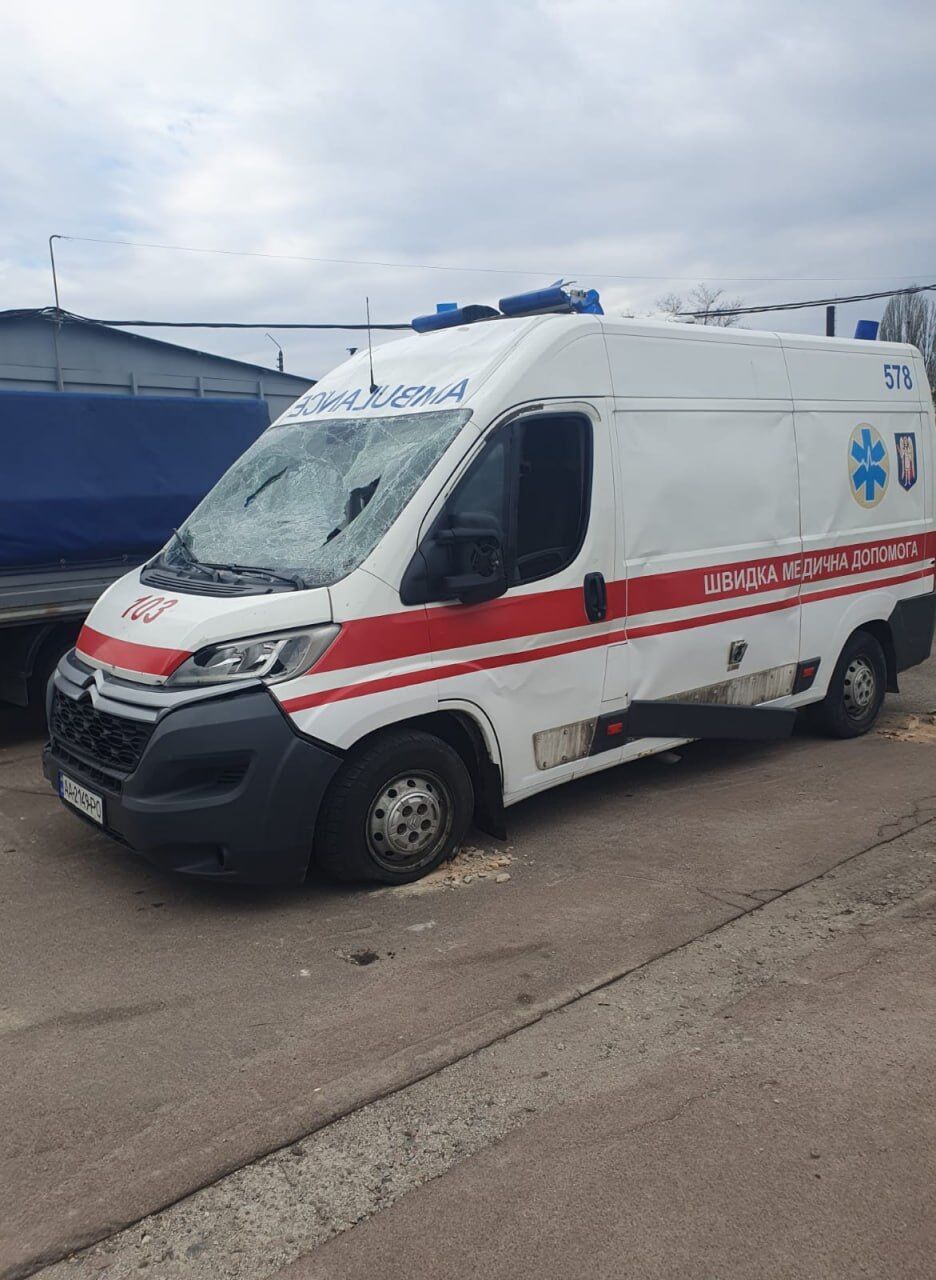 Було повторне влучання: у Києві під час російського обстрілу постраждали медики швидкої. Фото