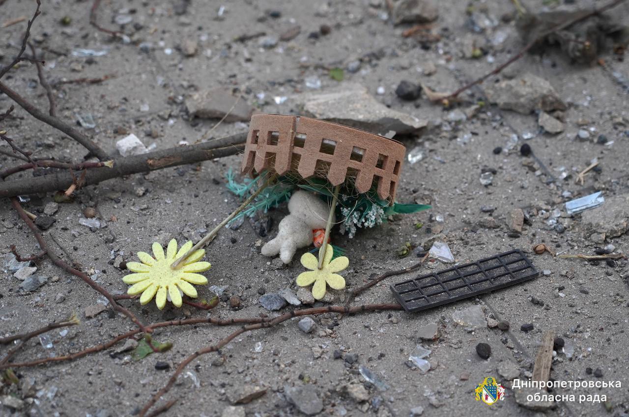 Дніпро був під комбінованою атакою РФ: ворог бив по житлових кварталах, загинули 3 людини. Фото і відео