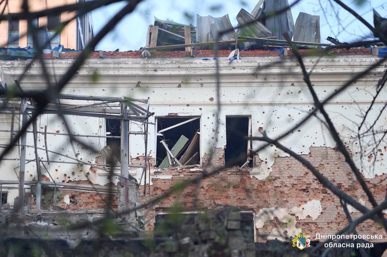 Дніпро був під комбінованою атакою РФ: ворог бив по житлових кварталах, загинули 3 людини. Фото і відео