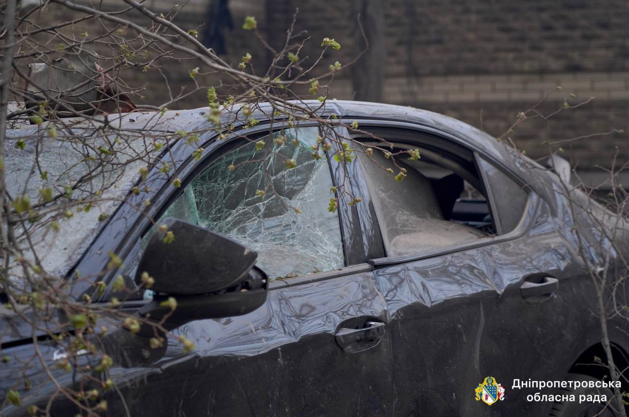 Дніпро був під комбінованою атакою РФ: ворог бив по житлових кварталах, загинули 3 людини. Фото і відео