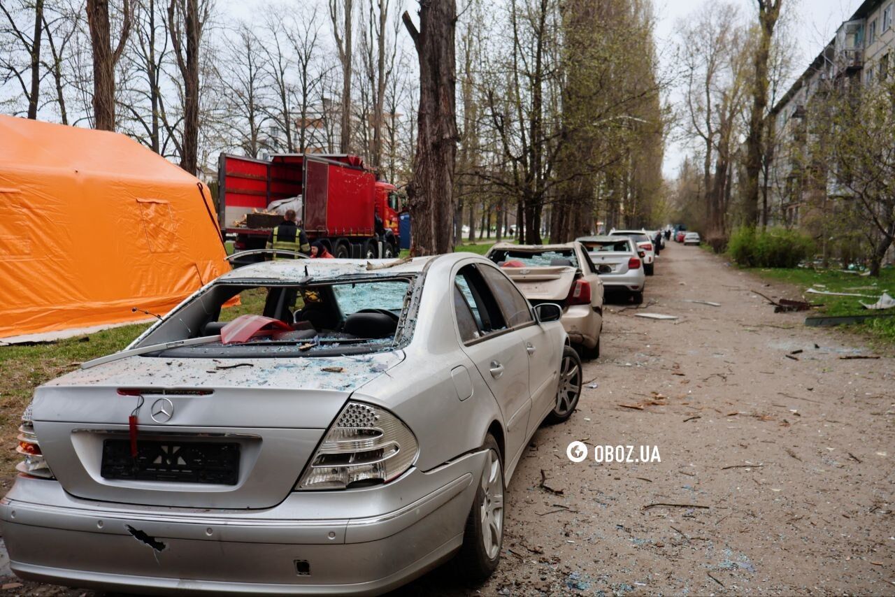 Изуродованные квартиры, авто и отель: появились кадры последствий атаки РФ на Подольский район Киева. Фото и видео