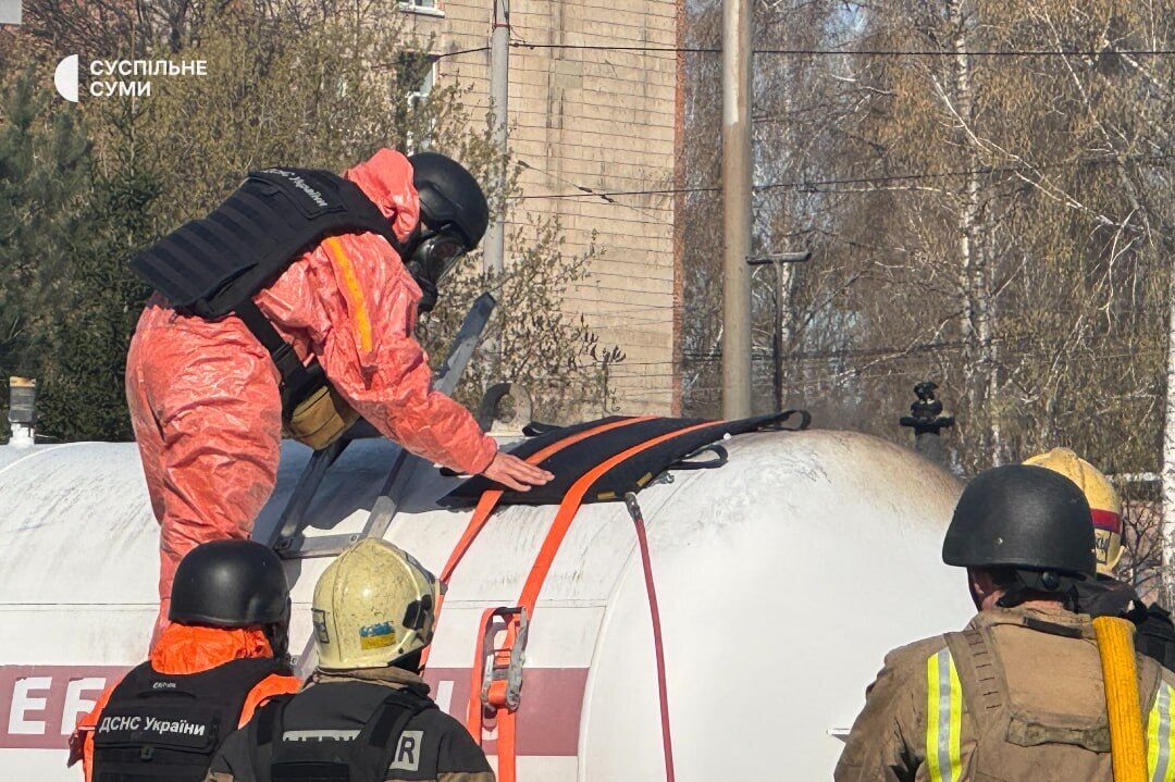 Окупанти двічі атакували АЗС на Сумщині: є жертва і поранені. Фото