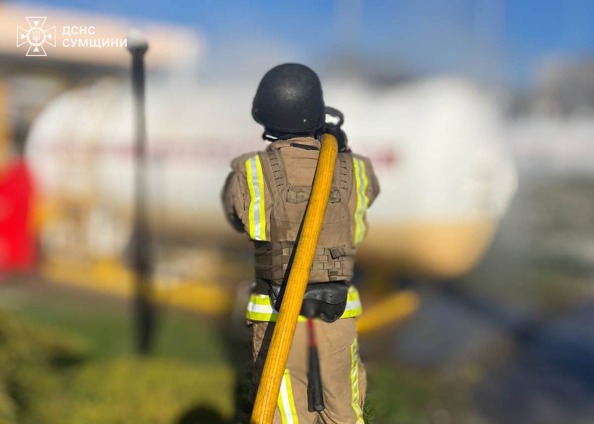 Окупанти двічі атакували АЗС на Сумщині: є жертва і поранені. Фото