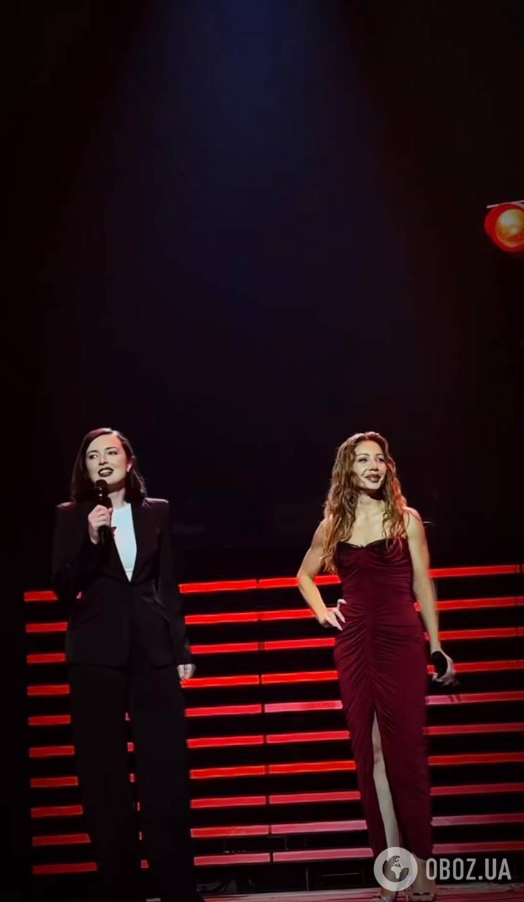 "Ніхто не сміє це запитати. Боїться". Відома комікеса привселюдно підколола Тіну Кароль на премії. Відео