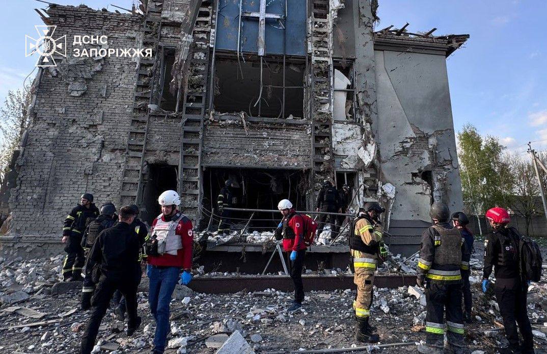 Россия ударила КАБами по жилому району Запорожья: погиб человек, есть раненые. Фото